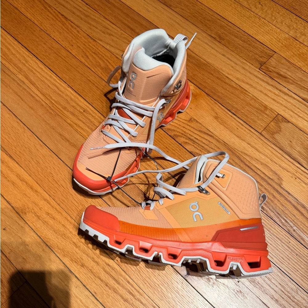👹NWOT On Running On Cloudrock 2 Waterproof hiking boots in Copper/Flare Sz 9